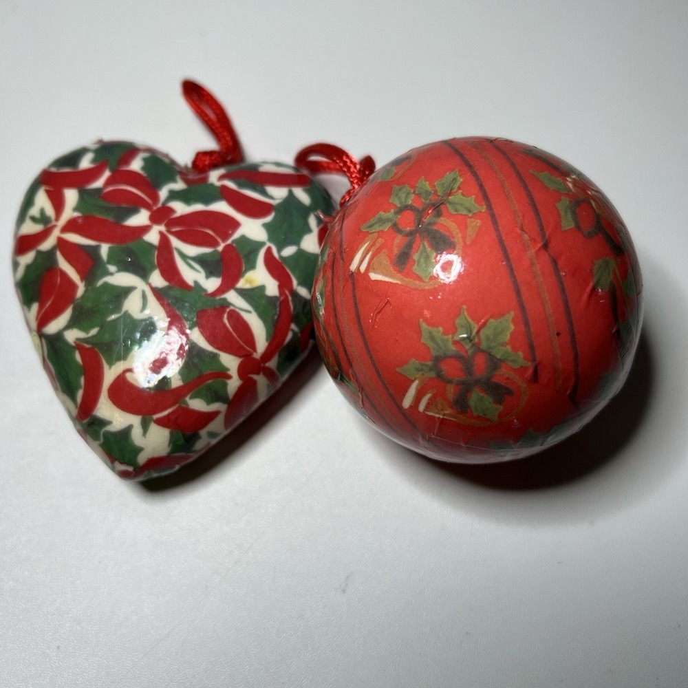 Set Of 2 papier-mâché Ornaments Vintage Holly Winter Foliage